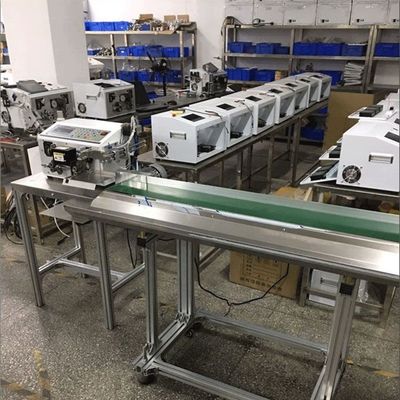 Macchine di taglio automatico di fili, di strisciatura di terminali e di crimping con nastro trasportatore a filo